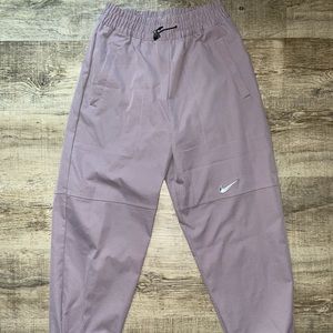 Wmns NIKE

Woven Sportswear Swoosh Lounge Pants